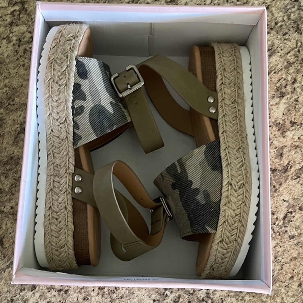 Soda Brand || Topic-S || Camo Sandals